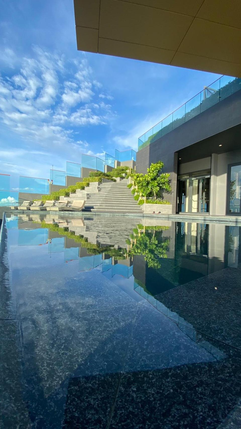 The Edge Seaview With Infinity Pool & Free Netflix Апартаменты